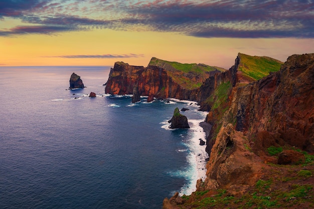 Sonnenuntergang über den Klippen der Halbinsel Ponta de Sao Lourenco Madeira Inseln Portugal