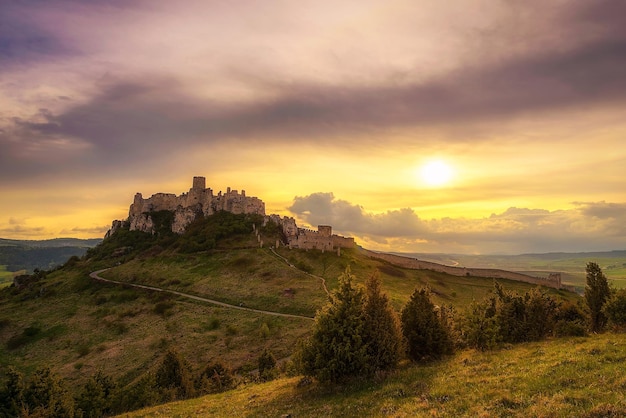 Sonnenuntergang über den Ruinen der Zipser Burg in der Slowakei