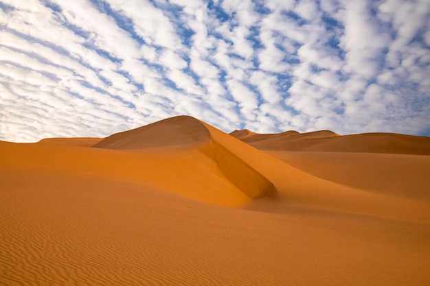 Sonnenuntergang über den Sanddünen in der Wüste Trockene Landschaft der Sahara