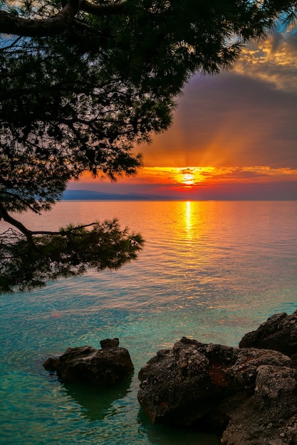 Sonnenuntergang über der Adria in einem kleinen Dorf Brela, Kroatien