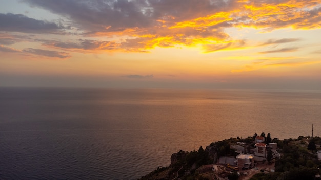 Sonnenuntergang über der Adria in Montenegro letzte Minuten des Sonnenuntergangs