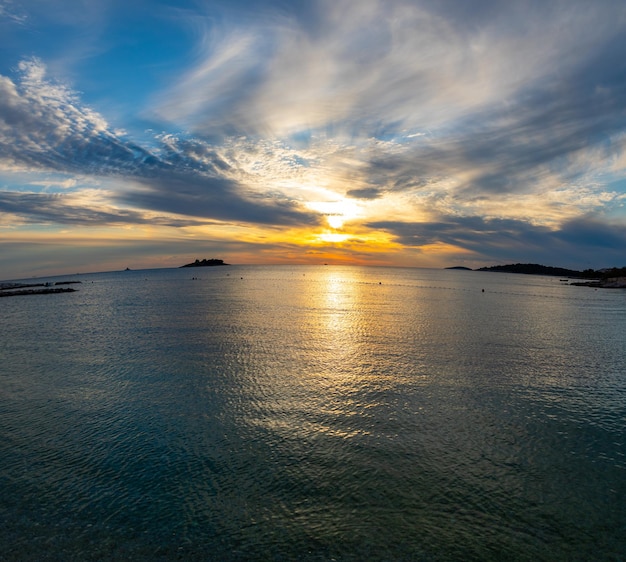 Sonnenuntergang über der Adria in Montenegro letzte Minuten des Sonnenuntergangs