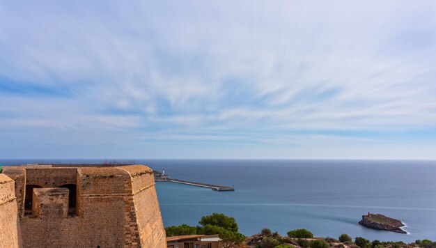 Sonnenuntergang über der Burg Dalt Vila mit lebendigen Touristenwegen auf Ibiza