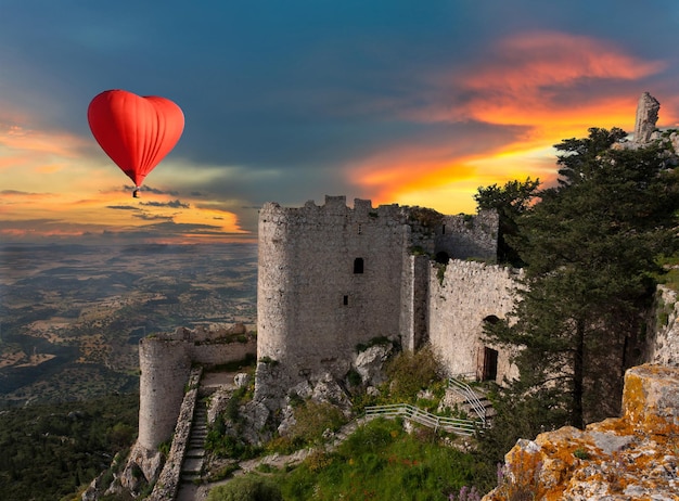 Sonnenuntergang über der Burg Kantara in Nordzypern. Die Ursprünge der Burg reichen bis ins 10. Jahrhundert zurück.