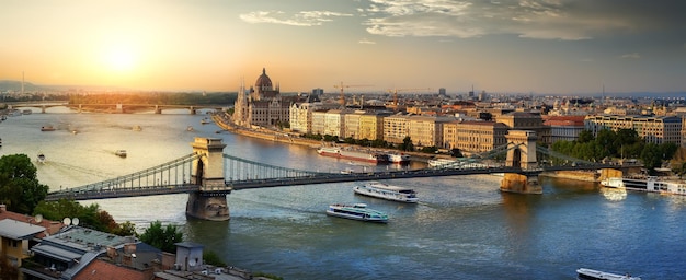 Sonnenuntergang über der Donau und Wahrzeichen von Budapest, Ungarn