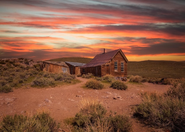 Sonnenuntergang über der Geisterstadt Bodie in Kalifornien