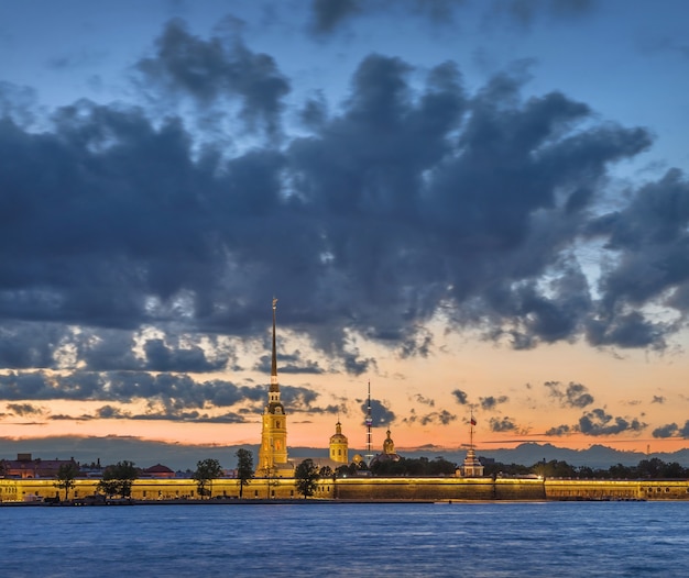 Sonnenuntergang über der Peter-und-Paul-Festung in St. Petersburg