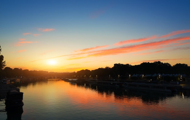 Sonnenuntergang über der Seine in Paris