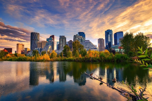 Sonnenuntergang über der Skyline von Calgary mit Bow River Kanada