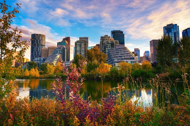 Sonnenuntergang über der Skyline von Calgary mit Bow River Kanada