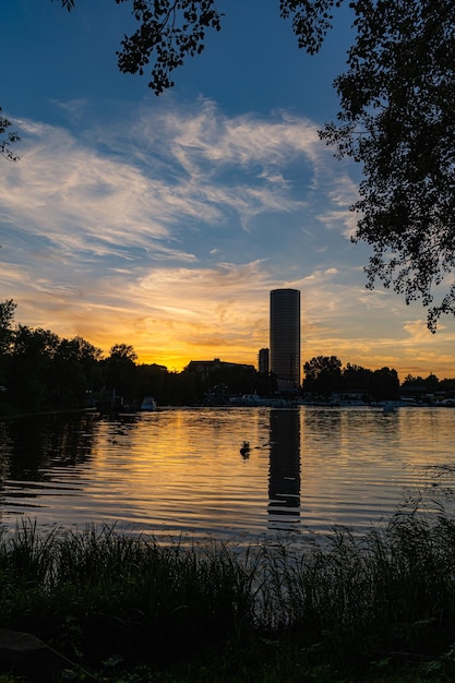 Sonnenuntergang über der Stadt und dem Fluss