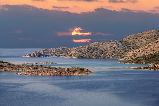 Sonnenuntergang über felsigen Inseln im Mittelmeer, Türkei