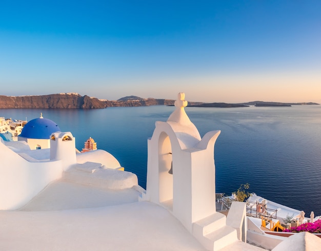 Sonnenuntergang über lokaler Kirche in Oia, Santorini, Griechenland