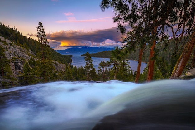 Sonnenuntergang über Lower Eagle Falls und Emerald Bay Lake Tahoe, Kalifornien
