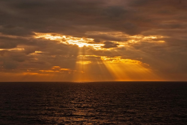 Sonnenuntergang über Meer oder Ozean. Meer Sonnenuntergang Hintergrund