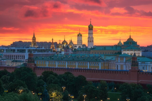 Foto sonnenuntergang über moskau kreml wie feuer