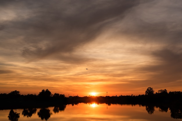 Sonnenuntergang über See mit orange Himmel.