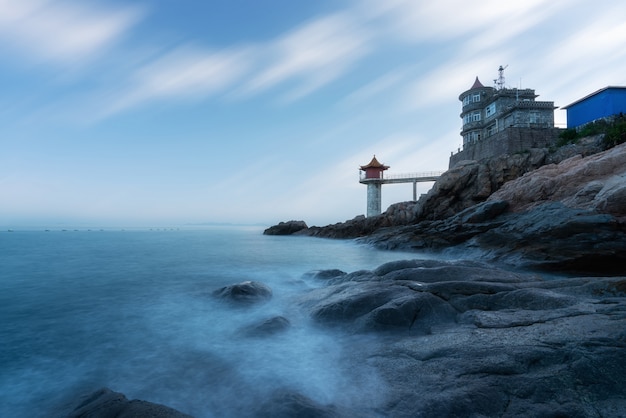 Sonnenuntergang und Küste und Leuchtturm