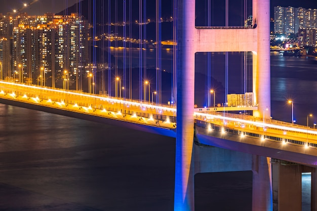 Sonnenuntergang und leichte Beleuchtung der Hängebrücke der Tsing ma-Brücke im Tsing yi-Gebiet von Hongkong China.