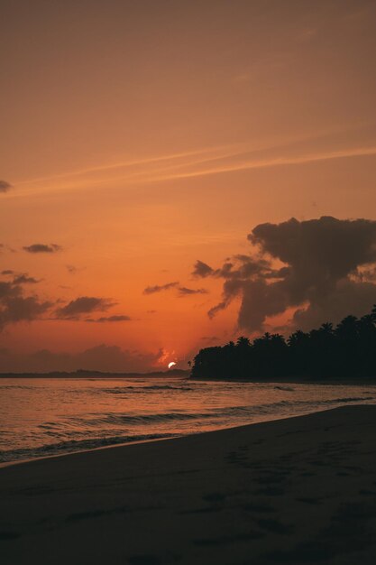 Foto sonnenuntergang und sonnenaufgang am karibischen strand