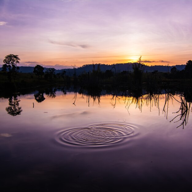 Sonnenuntergang und Wasserreflexion