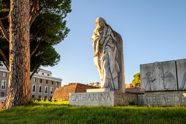 Sonnenuntergangansicht der Statue in Schloss St. Angelo