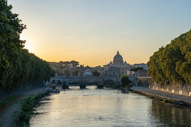 Sonnenuntergangansicht der Vatikanstadt in Rom, Italien.