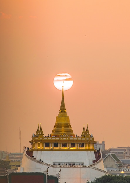 Sonnenuntergangansicht vom Tempel des goldenen Bergs Bangkok