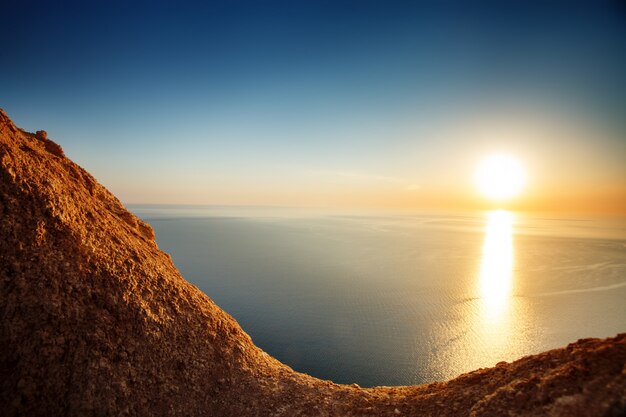 Sonnenuntergangansicht von der Bergspitze. Tourismus, Reise, Seehintergrund.