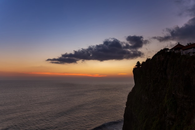 Sonnenuntergangblick über dem Meer vom Uluwatu-Tempel, Bali-Insel