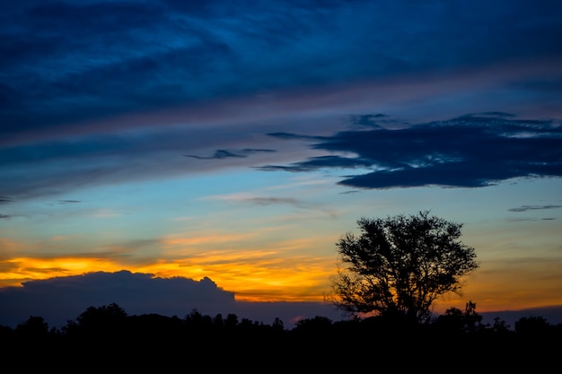 Sonnenuntergangdämmerungszeit bei Somdet Kalasin Thailand