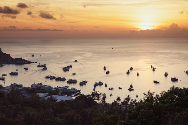 Sonnenunterganghimmel am populärsten reisenden Bestimmungsort des Khotao-Hafens in Surathani südlich von Thailand