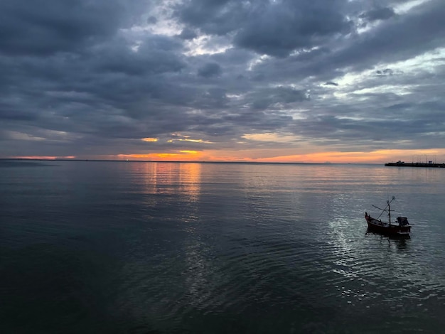 Sonnenunterganghimmel auf Strandhintergrund