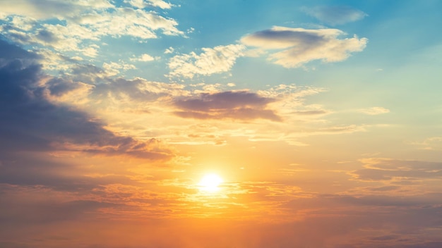 Foto sonnenunterganghimmel für den hintergrund oder sonnenaufganghimmel und wolken am morgen