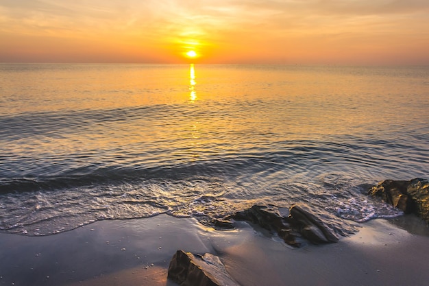 Sonnenunterganghimmel mit dramatischen Sonnenuntergangswolken über dem Meer Schöner Sonnenaufgang über Ozean