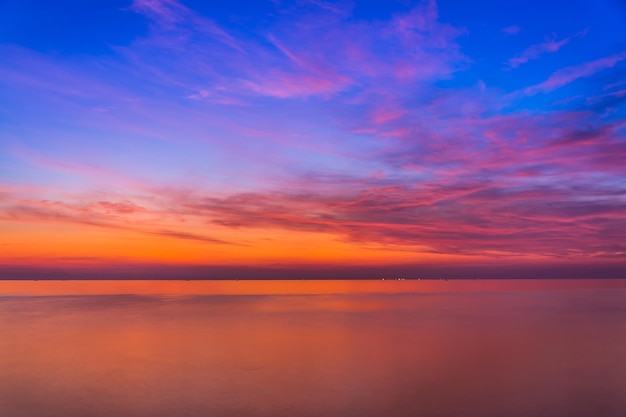 Sonnenunterganghimmel mit dramatischen Sonnenuntergangswolken über dem Meer Schöner Sonnenaufgang über Ozean