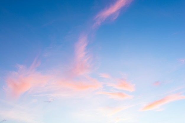 Sonnenunterganghimmel mit farbigen Wolken