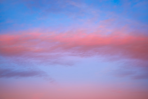 Sonnenunterganghimmel mit orange Wolken und blauen Himmeln