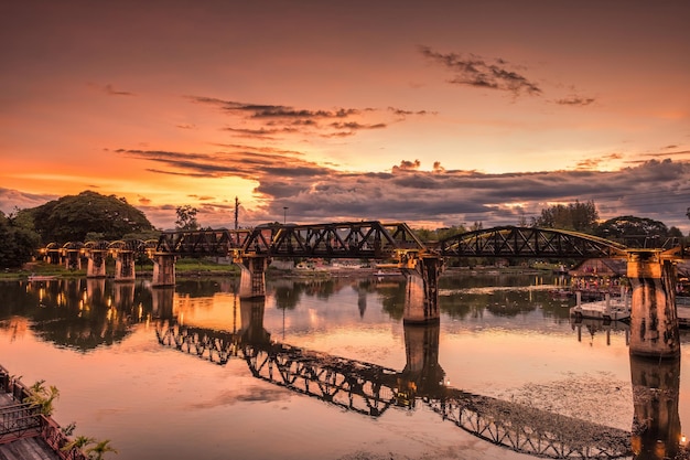 Sonnenunterganghimmel über Todesbahnbrücke über den Fluss Kwai, das Wahrzeichen von Kanchanaburi Thailand