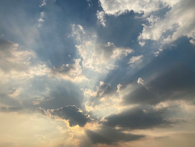 Sonnenunterganghimmel und dunkler Wolkengebildehintergrund