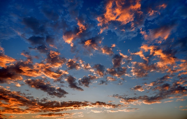 Sonnenunterganghimmel und Wolkenlandschaft