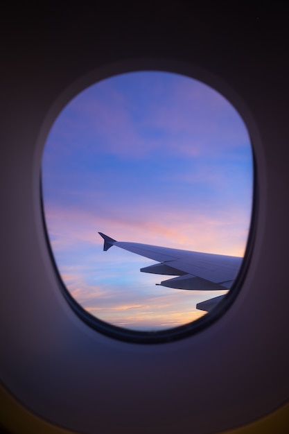 Sonnenunterganghimmel vom Flugzeugfenster