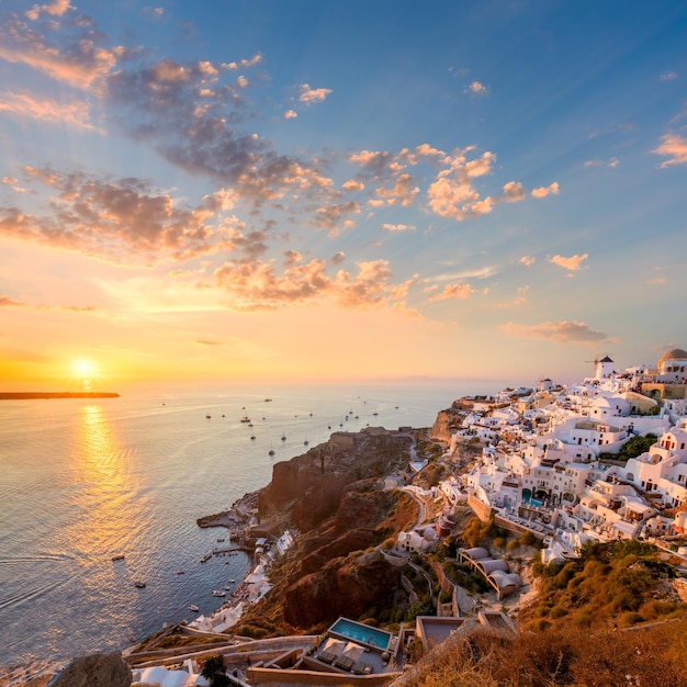 Sonnenuntergangsblick auf das beliebte griechische Dorf Oia auf der Insel Santorini in Griechenland Santorini ist ein ikonisches Reiseziel in Griechenland, das für seine Sonnenuntergänge und seine traditionelle weiße Architektur berühmt ist