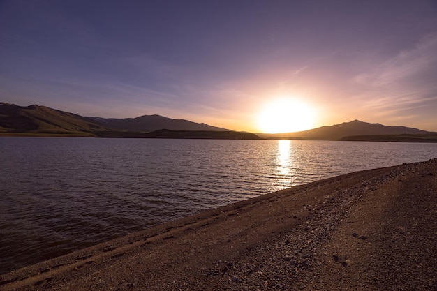 Sonnenuntergangsblick auf den See und die BergexA