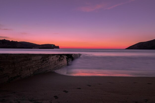 Sonnenuntergangsfarben am Strand