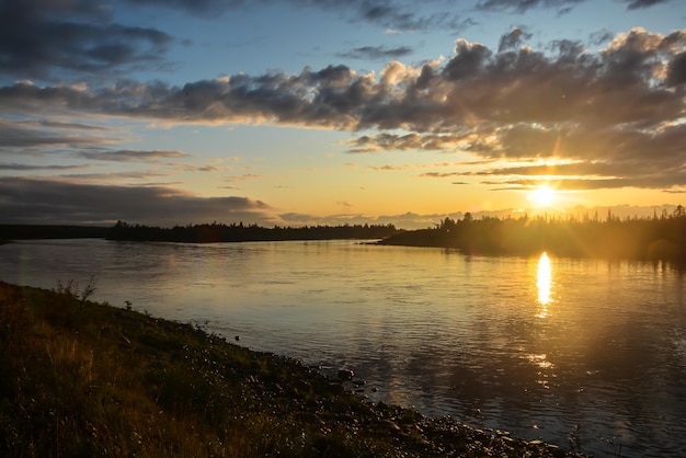 Sonnenuntergangsfarben auf dem Fluss