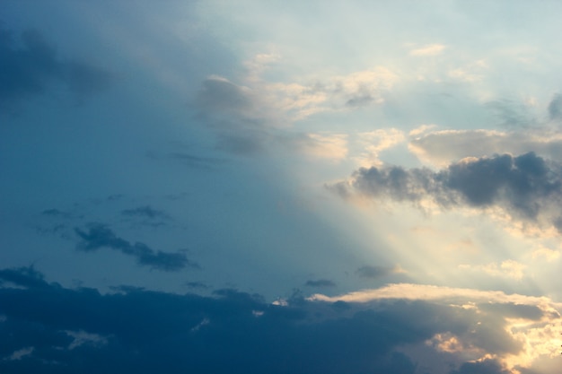 Sonnenuntergangshimmel mit Wolken