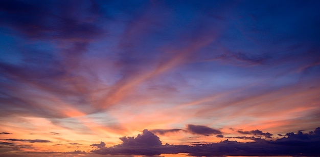 Sonnenuntergangshimmel mit Wolken