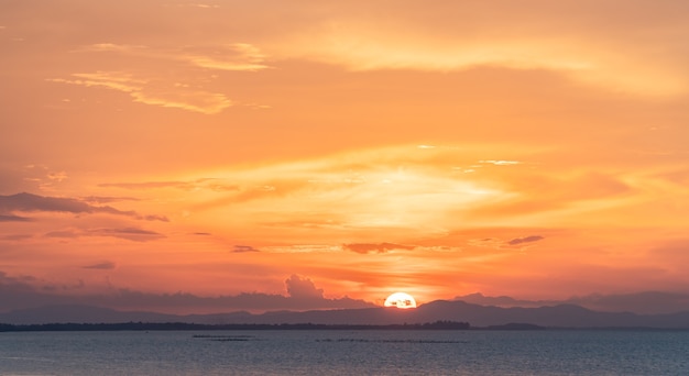 Sonnenuntergangshimmel über Meer am Abend mit buntem Sonnenlicht und Sonnenuntergang