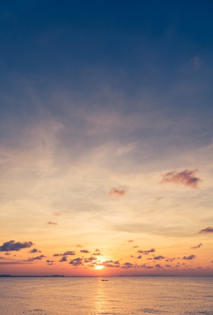 Sonnenuntergangshimmel über Meer am Abend mit buntem Sonnenlicht